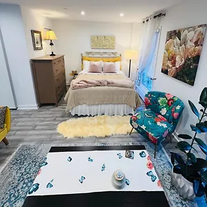 Eleni's Charming Apartment New York